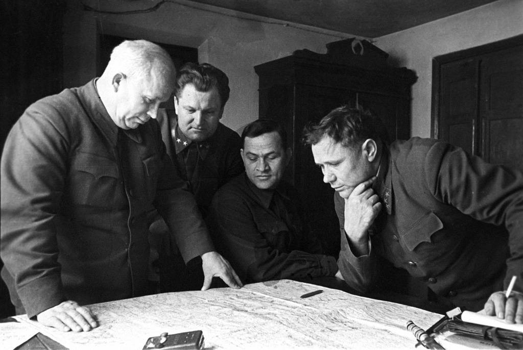Kriegsrat der Stalingrader Front - Dezember 1942 - links Nikita Chruschtschow, rechts Andrei Jerjomenko